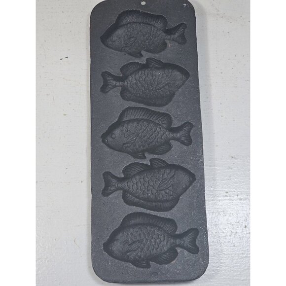 Lodge Cast Iron Perch Fish Cornbread Muffin Hushpuppy Mold Pan 5PP2 Discontinued - Picture 2 of 8